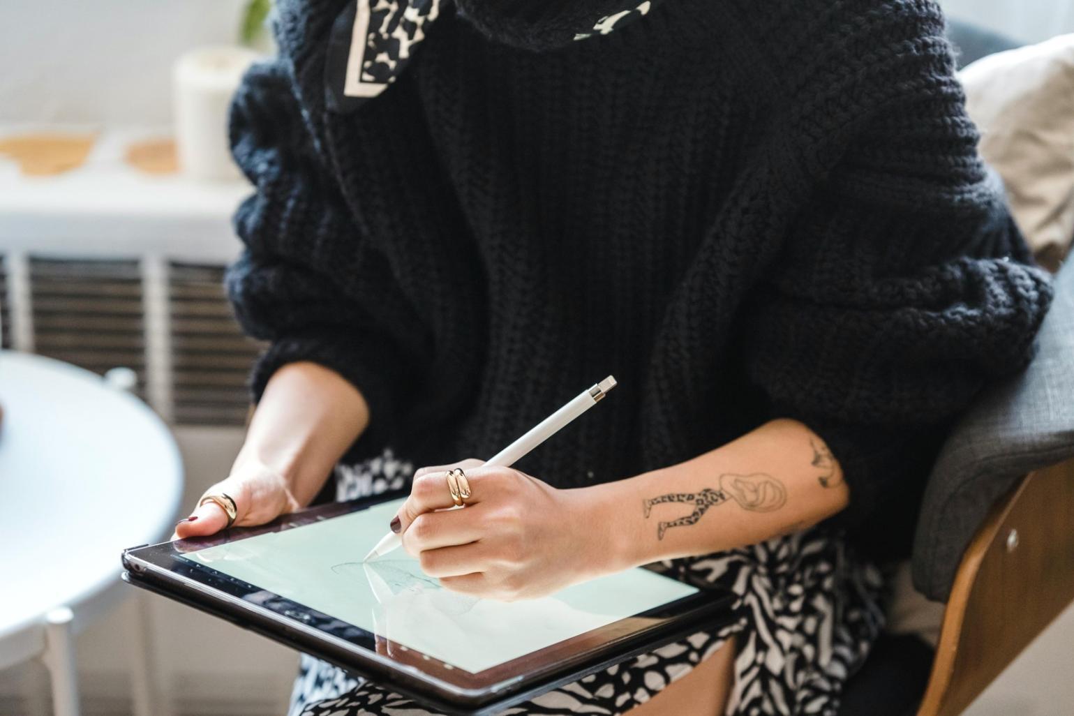 Ambiente di apprendimento qarentoraex con postazioni di lavoro per concept art