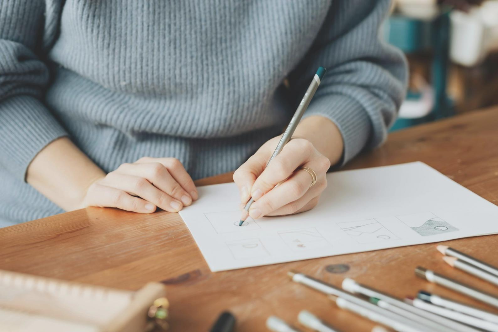 Studenti al lavoro su esercizi di anatomia e fondamentali artistici